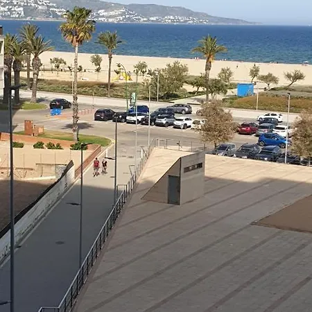 Apartment Les Vagues Au Balcon Les Draps Ne Sont Pas Fournis Empuriabrava